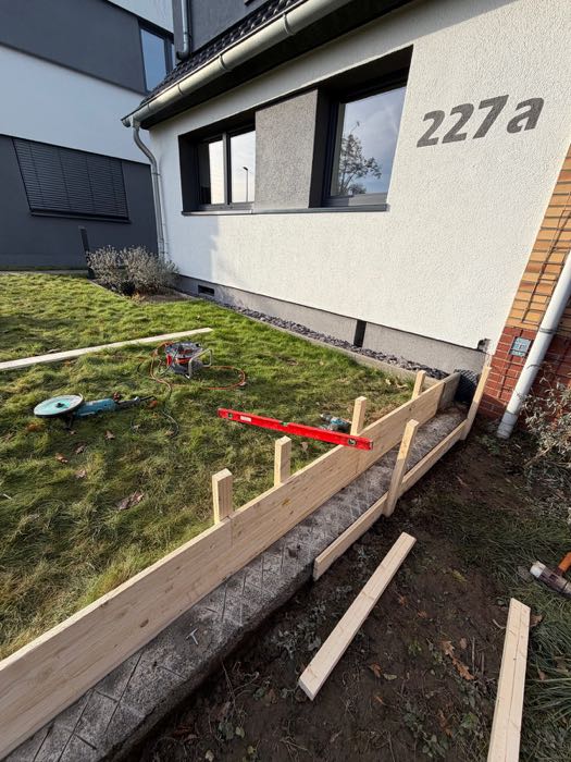 Zaunbau – das Fundament wird geschalt