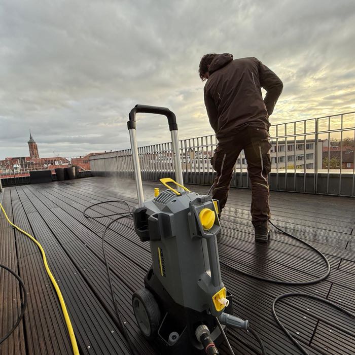 Hochdruckreinigung einer Dachterrasse
