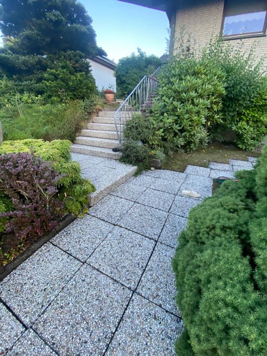 Steinweg im Garten