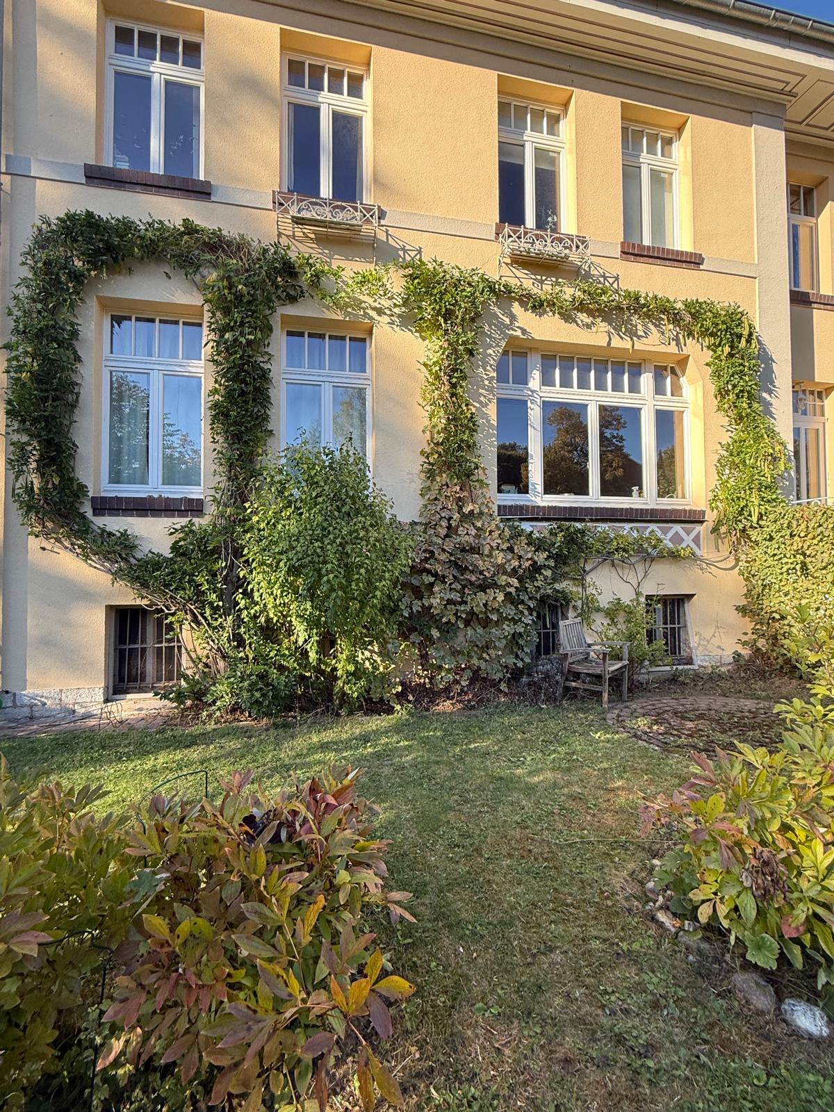 Gepflegter Garten mit Blauregen am Haus, Göttingen