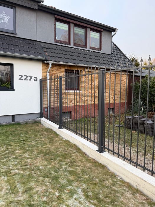 Zaunbau – neuer Metallzaun auf Betonfundament